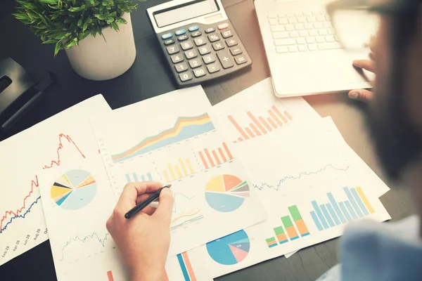 Bedrijfsanalyse - man aan het werk met financiële gegevens grafieken op kantoor — Stockfoto