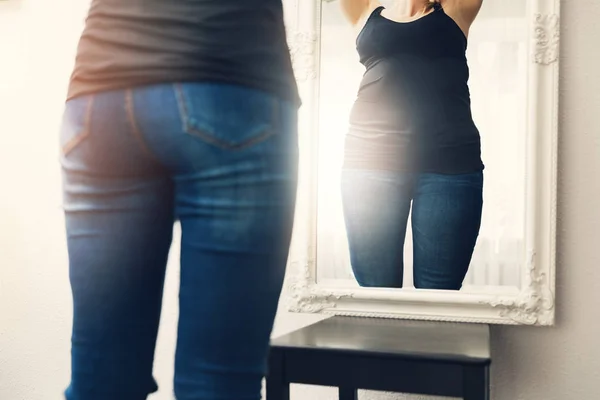 Concepto de anorexia - mujer mira su reflejo de grasa en el espejo —  Fotos de Stock