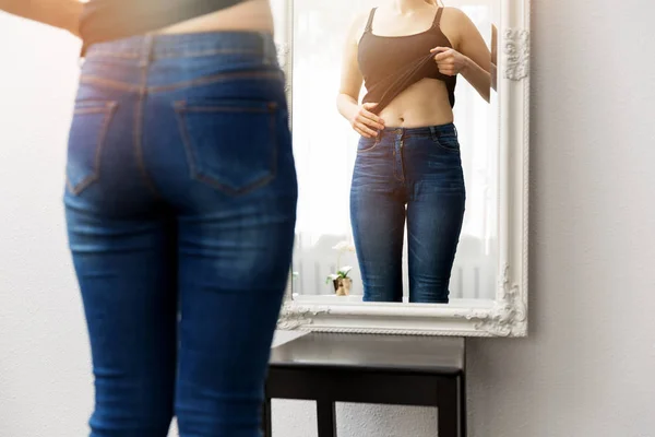 Mujer revisando su cuerpo delante del espejo —  Fotos de Stock