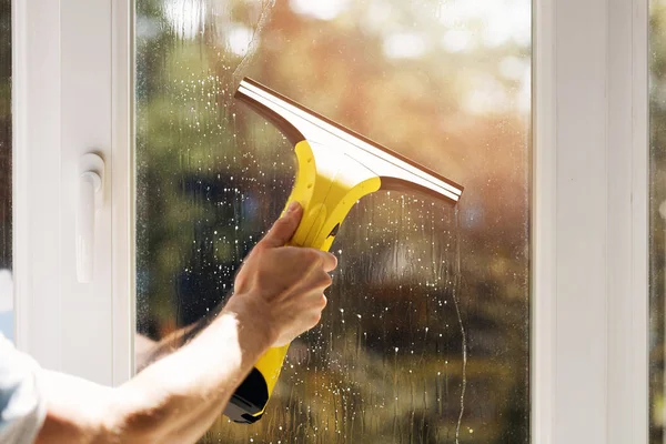 掃除機でクリーニング窓を手します。 — ストック写真