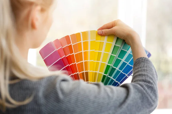 Kadın tasarımcı kumaş paletinden iç tasarım rengini seçiyor — Stok fotoğraf