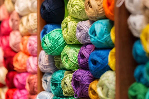 Shelves with colorful wool and yarn in a knitting shop — Stock Photo, Image