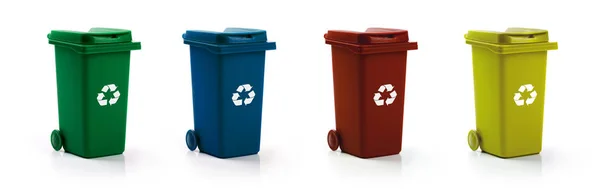 Recykling śmieci - recyklingu pojemników na białym tle — Zdjęcie stockowe