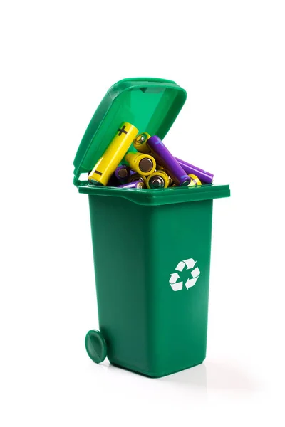Επικίνδυνα απόβλητα ανακύκλωσης - πράσινο wheelie bin πλήρες με μπαταρίες — Φωτογραφία Αρχείου