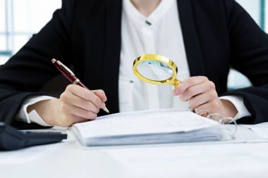 İç denetim kavramı - Büyüteç belgeleri inceleyerek kadınla