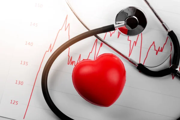 Cardiograma com coração e estetoscópio — Fotografia de Stock