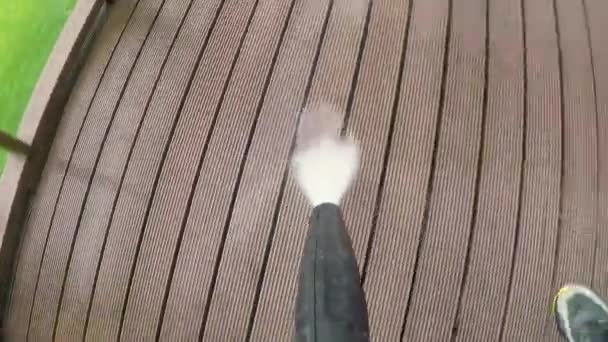 Houten terras met hogedruk wasmachine schoonmaken — Stockvideo