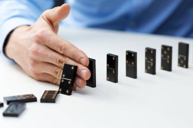 işadamı domino etkisi - iş problem çözme kavramı durdurma