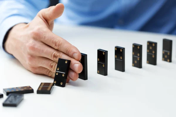 Uomo d'affari fermare effetto domino - business problem solving concept — Foto Stock
