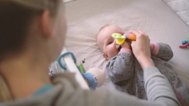 Moeder speelt met haar baby en plezier samen — Stockvideo