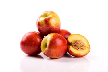 Nektarinler beyaz arkaplanda izole edilmiş