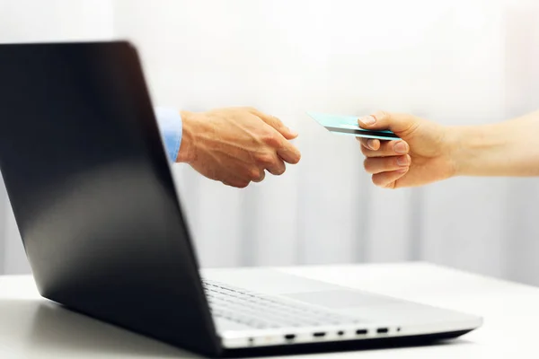 Comercio electrónico - pago en línea con tarjeta de crédito compras por Internet c —  Fotos de Stock
