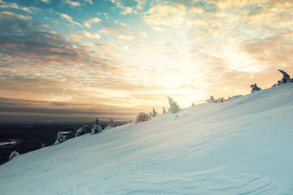Bela paisagem do pôr do sol de inverno em Luosto, Finlândia — Fotografia de Stock