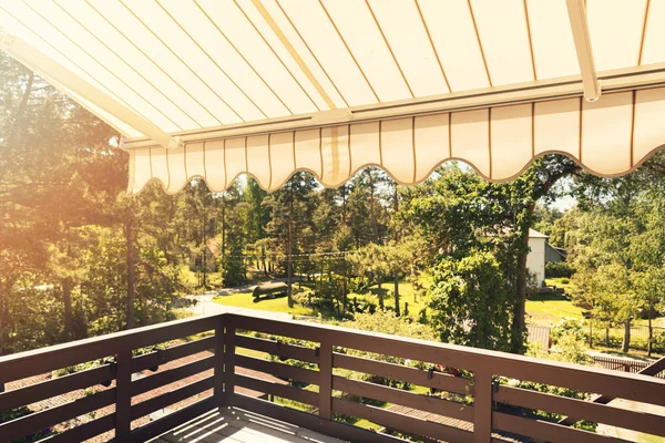 Markýza nad terasou na slunečný den — Stock fotografie