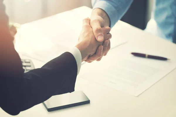 Geschäftsleute geben sich nach Unterzeichnung des Partnerschaftsvertrages die Hand — Stockfoto