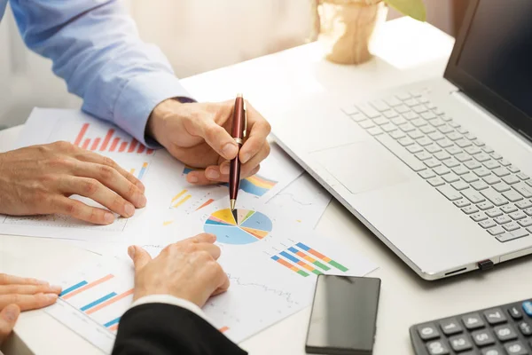 Mensen op kantoor analyseren van financiële grafiek-bedrijfsrapporten — Stockfoto