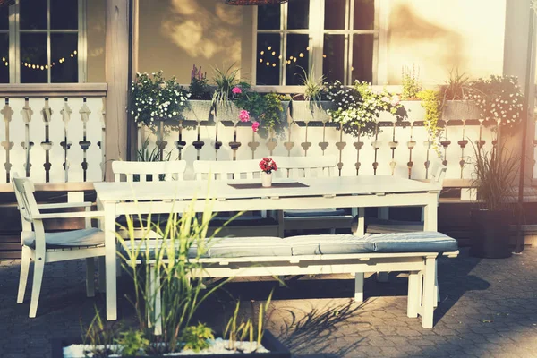 Cafetería con terraza al aire libre al atardecer —  Fotos de Stock