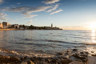 Porec tarihi kent merkezine günbatımında bay, Hırvatistan göster.