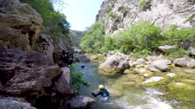 Hırvatistan'daki Cetina nehrinde Kanyoning