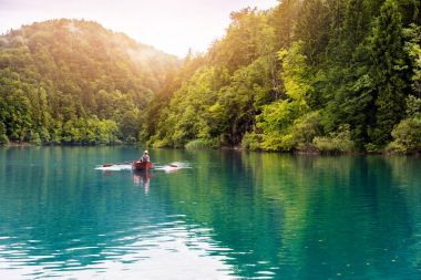 Plitvice Gölleri Milli Parkı bir kayığın içinde binmek