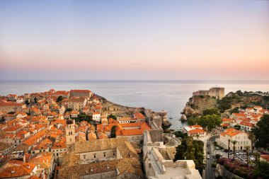Dubrovniki tarihi kent merkezine ve Fort Lovrijenac için havadan görünümü