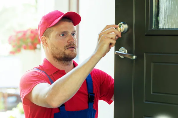 Handyman fixação fechadura da porta da casa — Fotografia de Stock