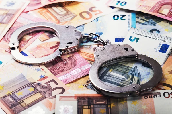 Belastingontduiking, corruptie concept - handboeien op euro geld rekeningen — Stockfoto