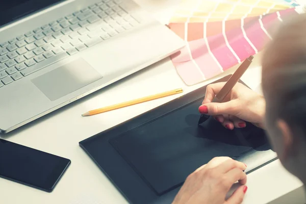 Diseñador gráfico independiente utilizando la tableta de dibujo digital — Foto de Stock