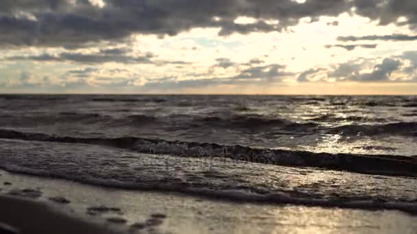 Ondas do mar ao pôr do sol — Vídeo de Stock