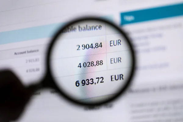 Belasting inspecteur betaalrekening evenwicht concept — Stockfoto