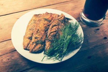 füme uskumru balığı fileto beyaz çanak üzerinde otlar ile