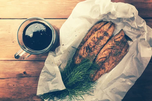 Rökt makrill fiskfilé med örter och mörk öl. ovanifrån — Stockfoto