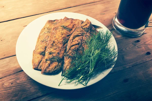 füme uskumru balığı fileto beyaz çanak üzerinde otlar ile