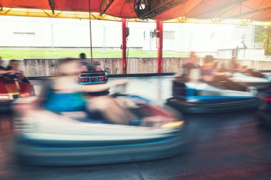 çarpışan araba sürmek eğlence parkı. Hareket Bulanıklığı