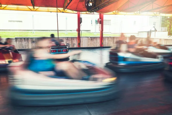çarpışan araba sürmek eğlence parkı. Hareket Bulanıklığı