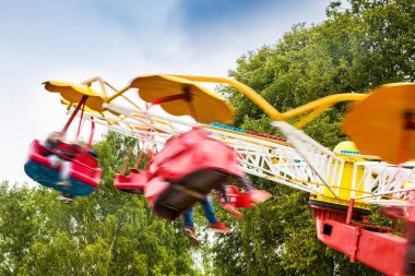 insanlar eğlence parkı atlıkarınca eğleniyor. Hareket Bulanıklığı