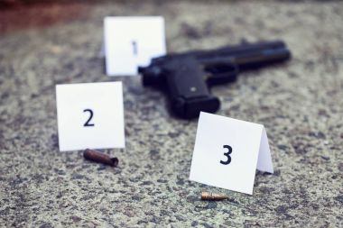 Olay yerinde delilleri ve asfalt üzerinde işaretleri ile