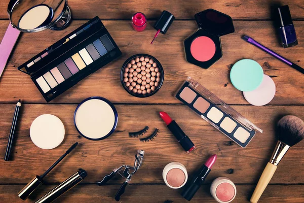 Make-up cosmetica op houten achtergrond. bovenaanzicht — Stockfoto