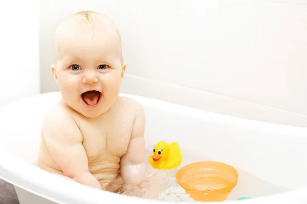 Heureux excité bébé prendre un bain — Photo