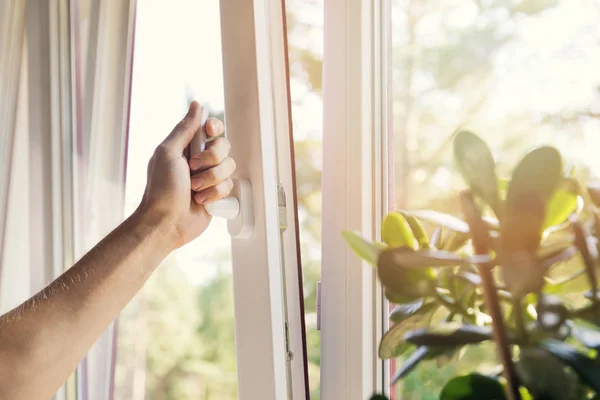 Evde beyaz plastik pvc penceresini elle aç — Stok fotoğraf
