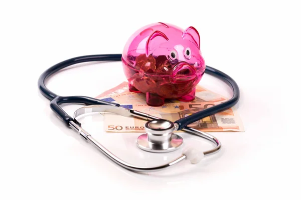 Gesundheitsversicherung und Budgetkonzept. Sparschwein mit Stethoskop — Stockfoto