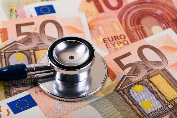 Gezondheidszorg kosten en verzekering concept. stethoscoop op euro geld — Stockfoto