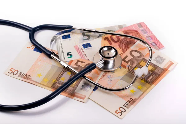 Stethoscoop op euro-geld - gezondheidszorg kosten concept — Stockfoto