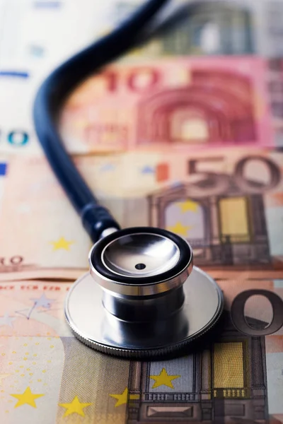 Stethoskop auf Geld. Gesundheitskostenkonzept — Stockfoto