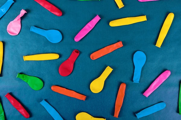 Разноцветные воздушные шары для вечеринок на голубом фоне — стоковое фото