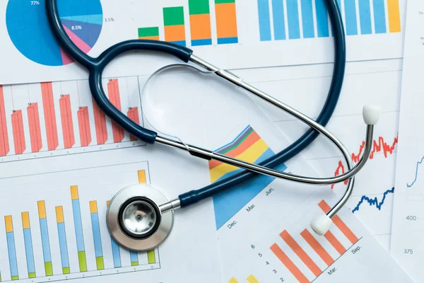 Stethoskop auf Gesundheitsstatistiken und Finanzanalysen — Stockfoto