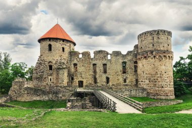 Ortaçağ Livonya Kalesi içinde Cesis mahveder. Letonya