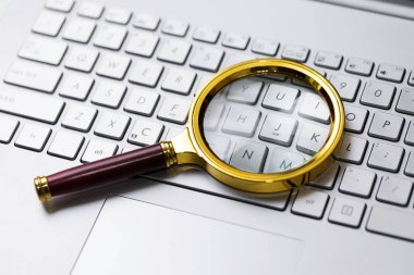 Internet kavramı üzerinde bilgi arama. Büyüteç klavye