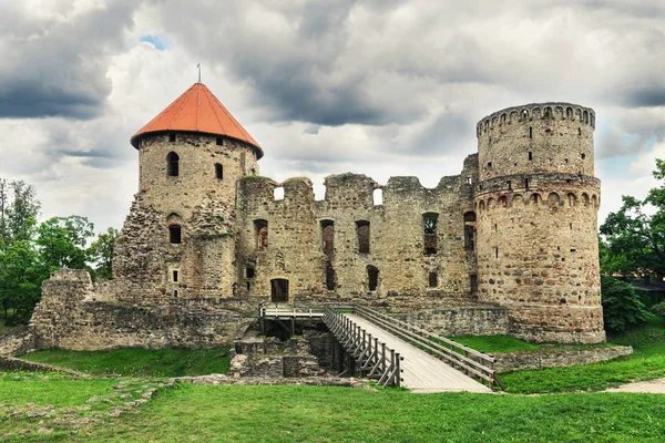 У Цесіс руїни середньовічного замку Лівонської. Латвія — стокове фото