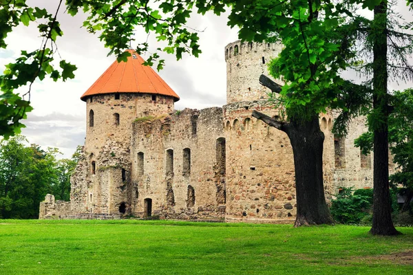 Середньовічний замок в Цесіс. Латвія — стокове фото